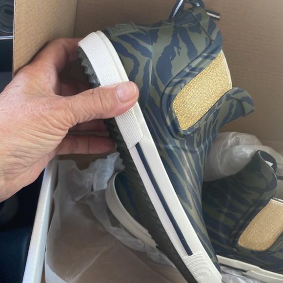 Joules Rainwell green zebra rain boots size 7 fits like an 8 - Picture 3 of 5